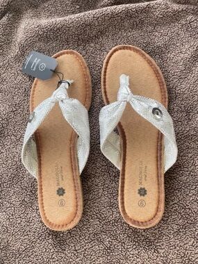 Magnolia & Vine Interchangeable Snap Sandals - Silver/White NWT Size 9